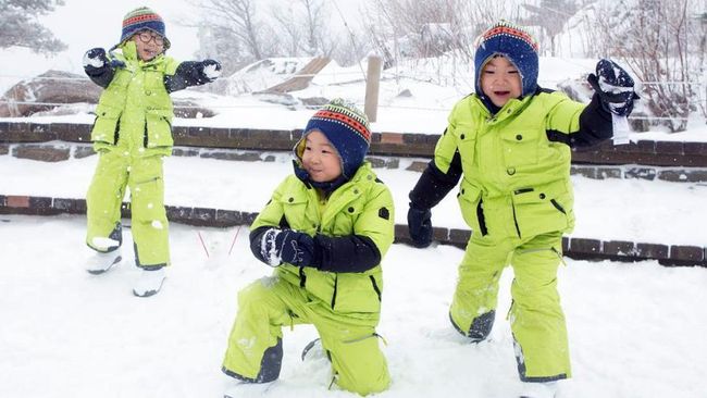 Triplet fenomenal asal Korea Selatan, Song Daehan, Song Minguk, dan Song Manse merayakan ulang tahun mereka yang ke-lima secara sederhana.