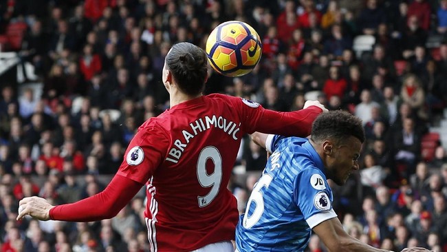 Striker Manchester United Zlatan Ibrahimovic siap dijatuhi sanksi terkait aksi menyikut bek Bournemouth Tyrone Mings, pada laga Sabtu (4/3) waktu setempat.
