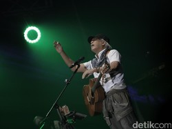 Lirik dan Chord Lagu Senandugn Istri Bromocorah dari Iwan Fals