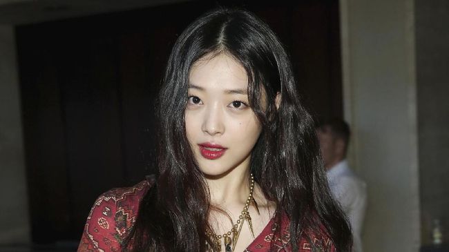 Hubungan percintaan antara Sulli dan Choiza akhirnya kandas. Pasangan ini mendapat pandangan negatif dari publik karena gemar menciptakan skandal.