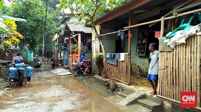 Warga Cipinang Melayu, Jakarta Timur merasa nyaman meski selalu kebanjiran. Mereka menolak dipindahkan karena khawatir kehilangan sumber mata pencaharian.