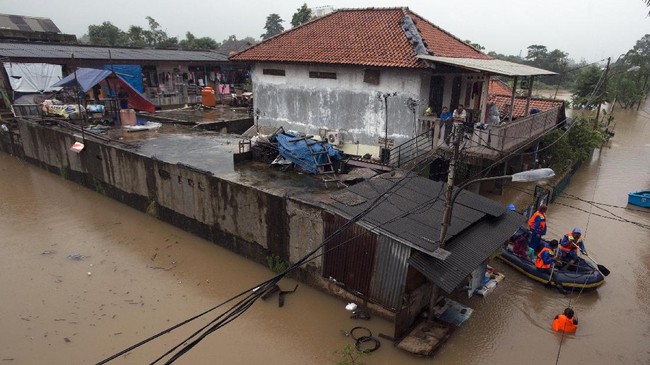 Ketika Bendung Katulampa sudah mencapai ketinggian air siaga 1 pagi tadi, siang ini dilaporkan Pengadegan dan Pejaten Timur sudah terjadi luapan kali Ciliwung.