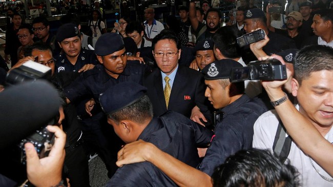 Seiring hubungan diplomatis yang memburuk karena kasus Kim Jong-nam, pemerintah Korut melarang warga Malaysia di negaranya untuk bepergian ke luar negeri.