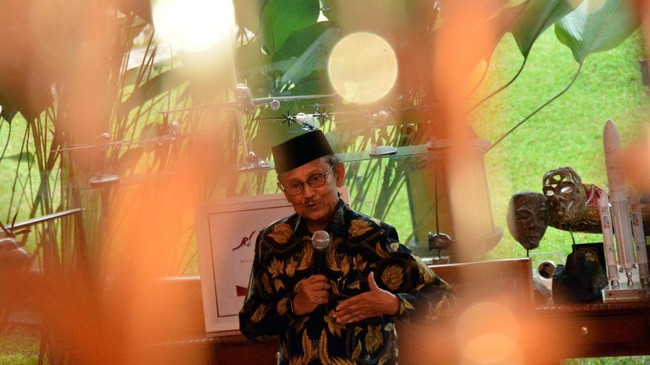 Pengurus Golkar mendatangi kediaman BJ Habibie di Kuningan Jakarta. Dalam pertemuan selama satu setengah jam itu, Habibie menyampaikan sejumlah pesan.
