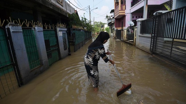 Banjir terjadi lantaran kondisi Sungai Ciliwung level siaga 3, yang berarti tinggi permukaan air naik melebihi batas normal. Warga tidak ada yang mengungsi.