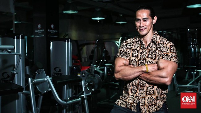 Ade Rai terkenal sebagai ikon binaraga Indonesia. Tetapi, bukan hanya olahraga itu saja ia yang bisa dan justru sebelumnya menggeluti bulutangkis.