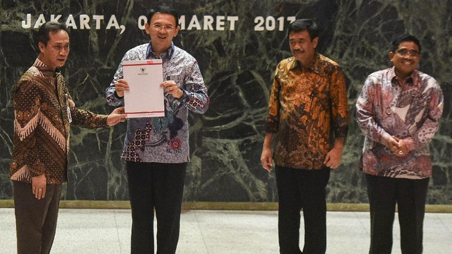 Resmi cuti dari jabatannya sebagai Gubernur DKI Jakarta dan posisinya diganti Sumarsono, Basuki Tjahaja Purnama sempat membuat gerakan salam dua jari.