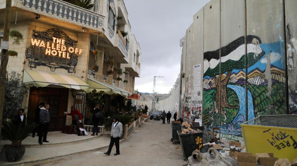 Rekam Suram Tembok Betlehem di Hotel Banksy
