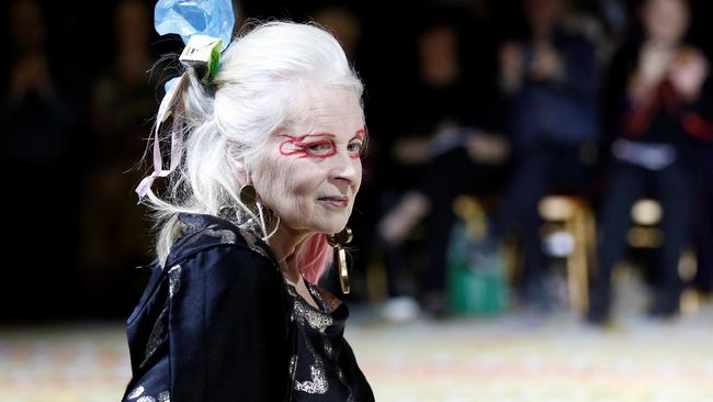 Pensiun sebagai perancang utama dari merek bajunya, Viviene Westwood berjalan di panggung Paris Fashion Week di pagelaran busana miliknya sendiri.