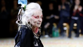 Vivianne Westwood Jadi Model Paris Fashion Week Di Usia 75