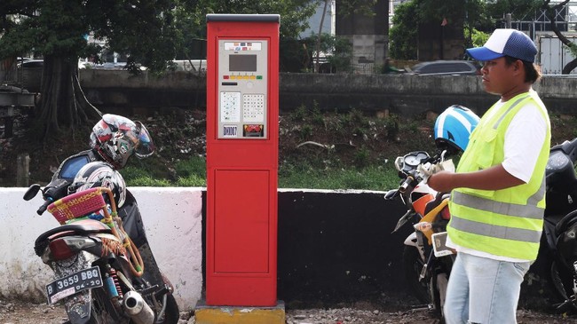 Kenaikan tarif parkir dimaksudkan untuk menekan penggunaan kendaraan bermotor pribadi dan mengalihkan masyarakat ke transportasi umum.