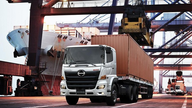 Hino mengklaim truknya mampu memenuhi kebutuhan angkut pelabuhan dengan efesiensi secara ekonomi.