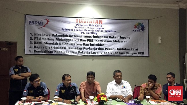 Perbedaan kenaikan gaji pekerja, memicu 309 orang pekerja Smelting Gresik berunjuk rasa yang menyebabkan PHK secara sepihak oleh manajemen.