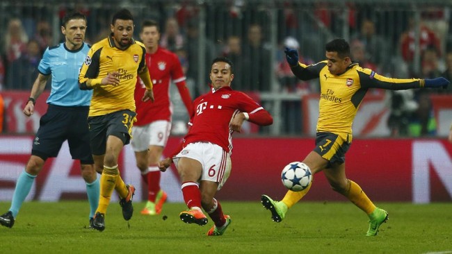 Tak banyak hal yang bisa dilakukan Arsenal. The Gunners hanya bisa bermain lepas, berusaha mencetak gol sebanyak-banyaknya, berharap Bayern melakukan kesalahan.