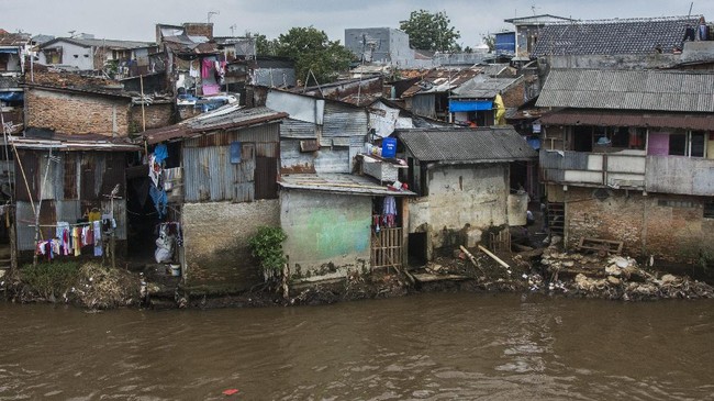 Pemindahan warga dari wilayah bantaran menjadi hal yang mutlak untuk dilakukan jika Pemprov DKI berniat melakukan normalisasi sungai.