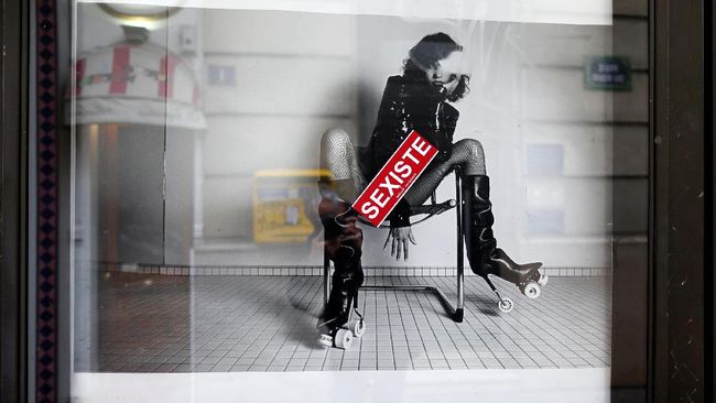 Yves Saint Lauren diminta mencopot dua iklan terbarunya karena dianggap merendahkan martabat perempuan. Keluhan pertama datang dari para netizen.
