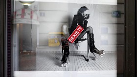 Yves Saint Laurent Dikecam Untuk Ganti 2 Iklan Terbarunya