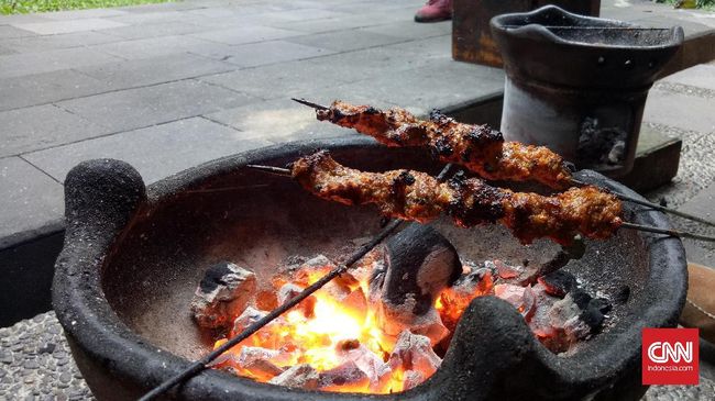 Jauh sebelum Rangga dan Cinta 'memopulerkan' sate klatak, sate ini sudah duluan populer sebagai sajian khas kota Yogyakarta selain gudeg.
