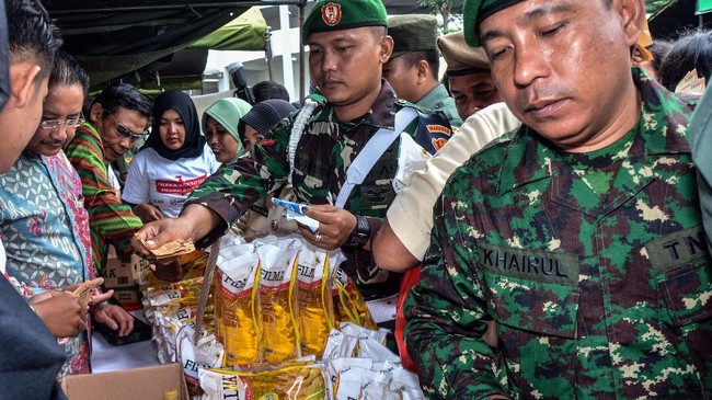 Pemda Jabar menyebar minyak goreng Rp14 ribu per liter di 14 kabupaten/ kota pada periode 1-14 Januari 2022 demi meringankan beban masyarakat.