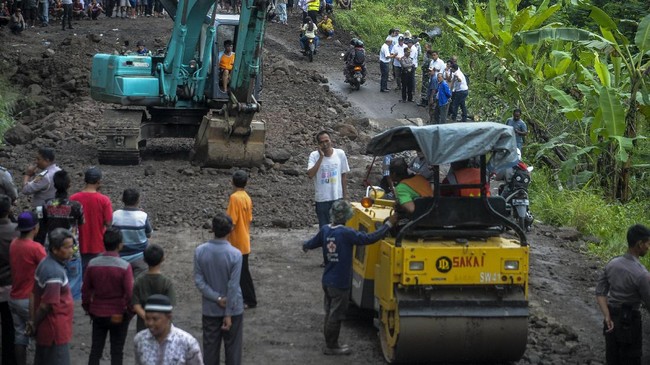 Kabid Kedaruratan dan Logistik BPBD Kabupaten Ponorogo menjelaskan, amblasnya badan jalan nasional itu merupakan yang kedua dalam kurun dua tahun terakhir.