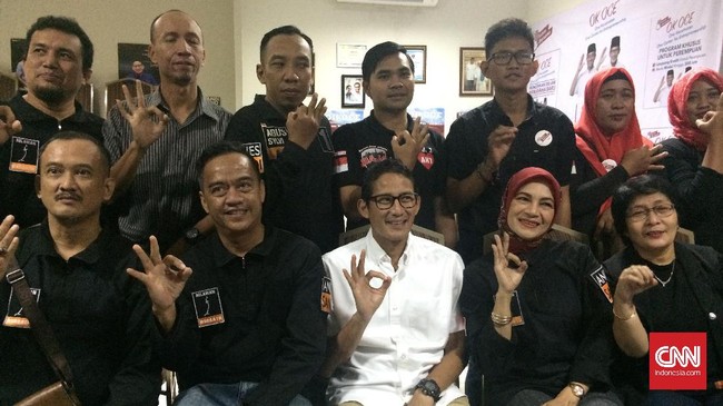 Sandiaga mengaku tertarik mengadopsi program bantuan dana yang digagas AHY, yakni program bantuan untuk UKM dan bantuan Rp1 milyar per RW.