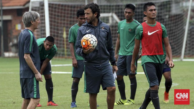 Pelatih Luis Milla menerapkan formasi 4-3-3 di pertandingan pertamanya bersama Timnas Indonesia saat menghadapi Myanmar pada laga uji coba di Stadion Pakansari.