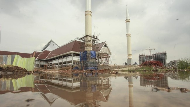 Ide nama Cahaya Bulan untuk menunjukkan prestasi Basuki Tjahaja Purnama dalam membangun tempat ibadah itu.