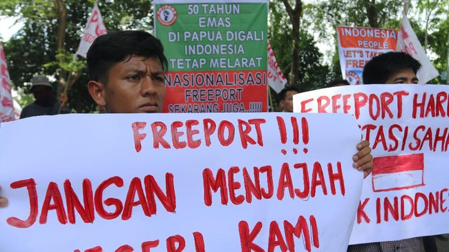 Menurut GSPF, setiap hari sejumlah pekerja mengantri untuk menghadapi Pemutusan Hubungan Kerja (PHK). Hingga kini, 200 pekerja sudah dirumahkan.