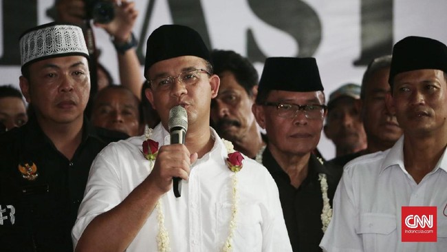 Anies Baswedan dan Djarot Syaiful Hidayat meminta masyarakat tak terpecah soal isu SARA dan saling membantu kepada orang yang membutuhkan pertolongan.