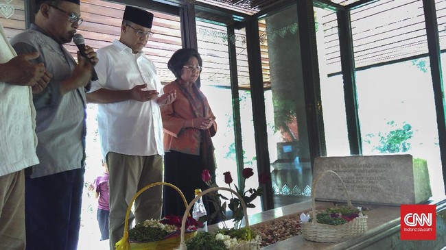 Anies ziarah ke makam Mohammad Hatta, Ali Sadikin, dan kakeknya, Abdurrahman Baswedan. Dia berencana menerapkan gagasan Bung Hatta.