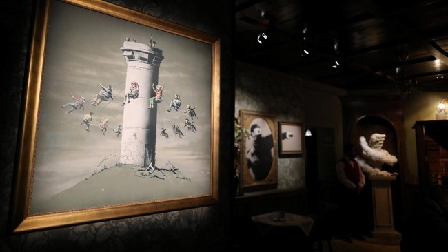 Rekam Suram Tembok Betlehem di Hotel Banksy