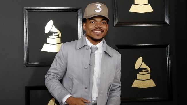 Musisi naik daun Chance the Rapper beri satu juta dollar kepada sekolah negeri di Chicago yang terancam ditutup akibat kekurangan dana operasional.