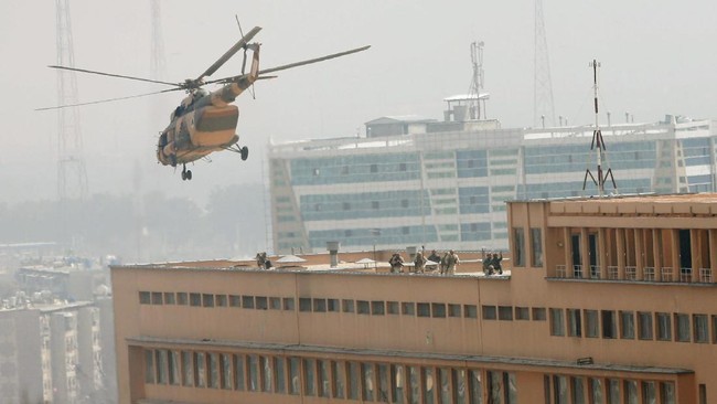 Sejumlah pria berkostum dokter menyerang sebuah rumah sakit militer di Kabul, Afghanistan, dan terlibat baku tembak selama beberapa jam dengan pasukan keamanan.