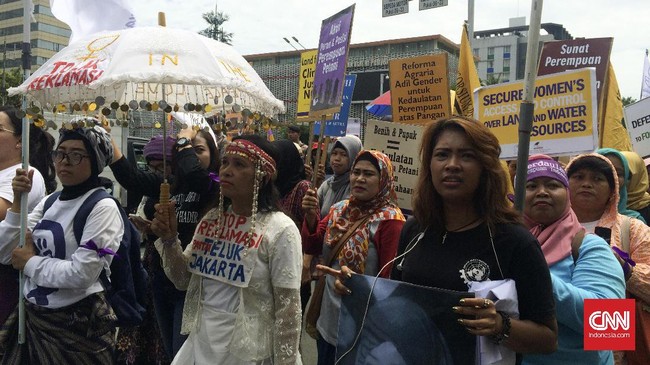 Long march digelar dalam rangka memperingati Hari Perempuan Internasional, 8 Maret 2017. Aktivis menilai diskiriminasi pada perempuan masih kerap terjadi.