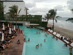 Bersantai di Potato Head Beach Club, Suguhkan Pemandangan Pantai Seminyak