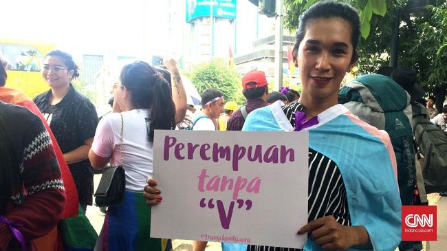 Bersama teman-temannya, Eca, perempuan transgender turut turun ke jalan memperjuangkan hak-hak perempuan di peringatan Hari Perempuan Internasional, Rabu (8/3).
