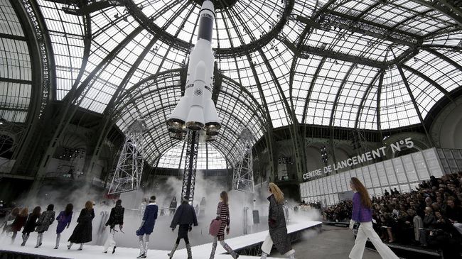 Ada yang unik di penyelenggaraan Paris Fashion Week tahun ini. Ajang mode dunia ini digelar saat perayaan hari bebas kendaraan bermotor di Paris.