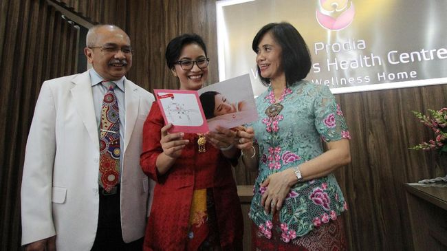 Kanker serviks yang menyerang daerah leher rahim sulit untuk dideteksi sejak dini. Itu sebabnya setiap wanita dianjurkan pap smear enam bulan sekali.