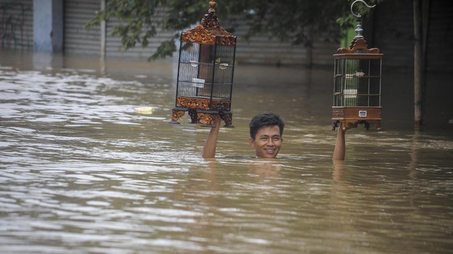 Sejumlah kawasan di Kabupaten Bandung termasuk Dayeuhkolot banjir dengan ketinggian air bervariasi hingga 2,3 meter.