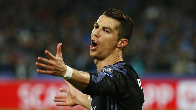 Striker Real Madrid Cristiano Ronaldo sempat kesal dengan rekan setimnya pada jeda pertandingan di ruang ganti Stadion San Paolo, markas Napoli.