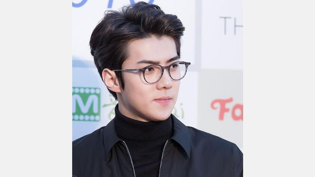 Untuk kedua kalinya, Sehun Exo terpilih menjadi pria berbusana terbaik di show Louis Vuitton Resort 2019 versi majalah fesyen Vogue. 