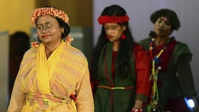 Kala Korban Siraman Air Keras Bergaya di Catwalk