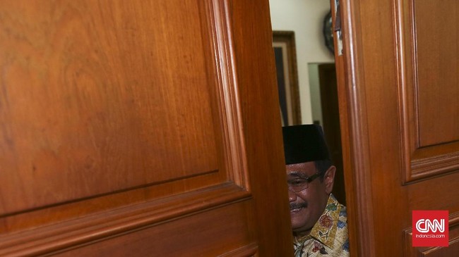 Ahok memilih metode yang relatif tak sering menemui publik secara terbuka. Sementara Djarot, semakin rajin menyambangi warga agar lebih dikenal.