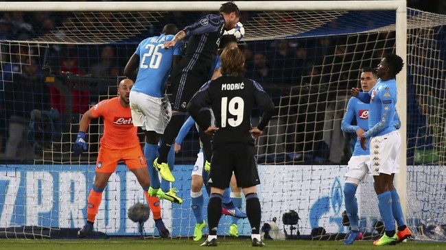 Bek Real Madrid Sergio Ramos kesal gol kedua yang diklaimnya ke gawang Napoli malah ditetapkan sebagai gol bunuh diri striker I Partenopei Dries Mertens.