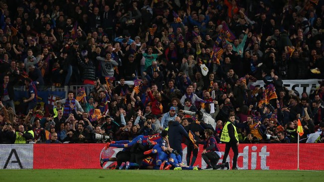 Di malam bersejarah Barcelona, total 96.290 orang datang ke Stadion Nou Camp. Pendukung Barca itu pun membantu timnya mengempaskan PSG 6-1.