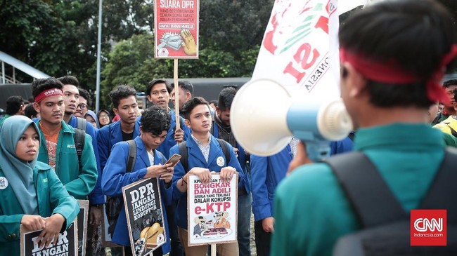Perilaku korupsi, akibat butuh uang lebih banyak dengan cepat dan ingin cepat kaya. Contoh buruk bagi pendidikan karakter berbangsa dan bernegara.