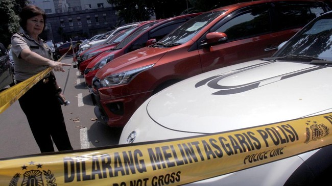 Oknum TNI AD di Sidoarjo diduga terlibat penggelapan ratusan kendaraan bermotor. Simak kasusnya berikut.
