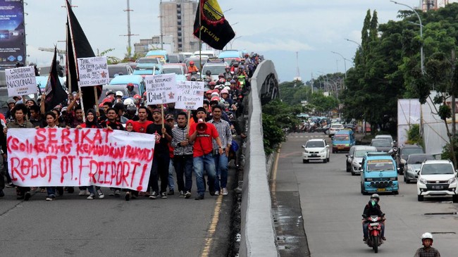 PT Freeport dinilai tak membawa manfaat bagi masyarakat lokal. Sejak Freeport masuk, sejumlah pelanggaran dan konflik sosial malah pecah di Papua.