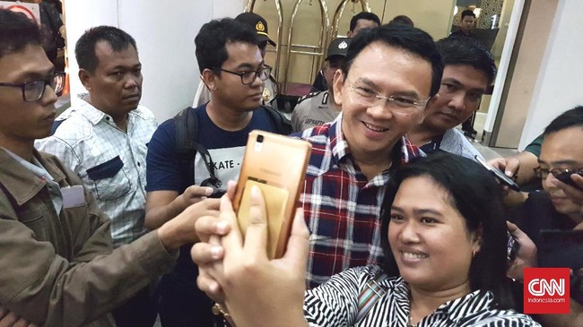 Calon gubernur petahana DKI Jakarta Basuki Tjahaja Purnama menayangkan program siaran langsung di media sosial, Jumat (17/3) malam ini, bertajuk Ahok Show.
