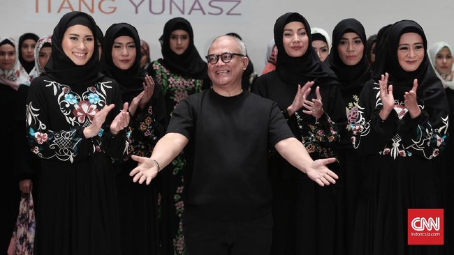 Sentuhan Kain Tradisi di Koleksi Busana Muslim Itang Yunasz